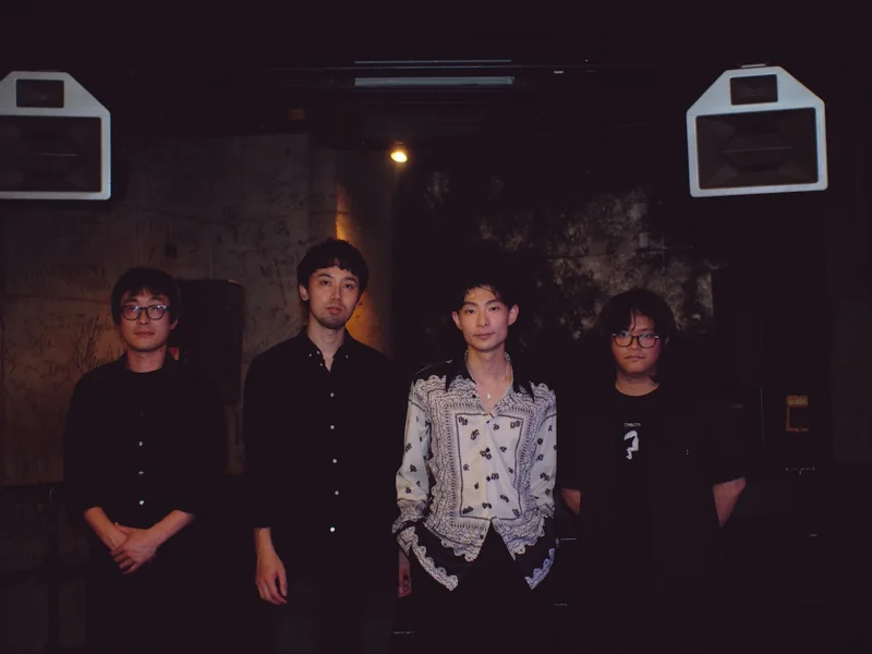 終演後に並ぶluvisとバンドメンバー