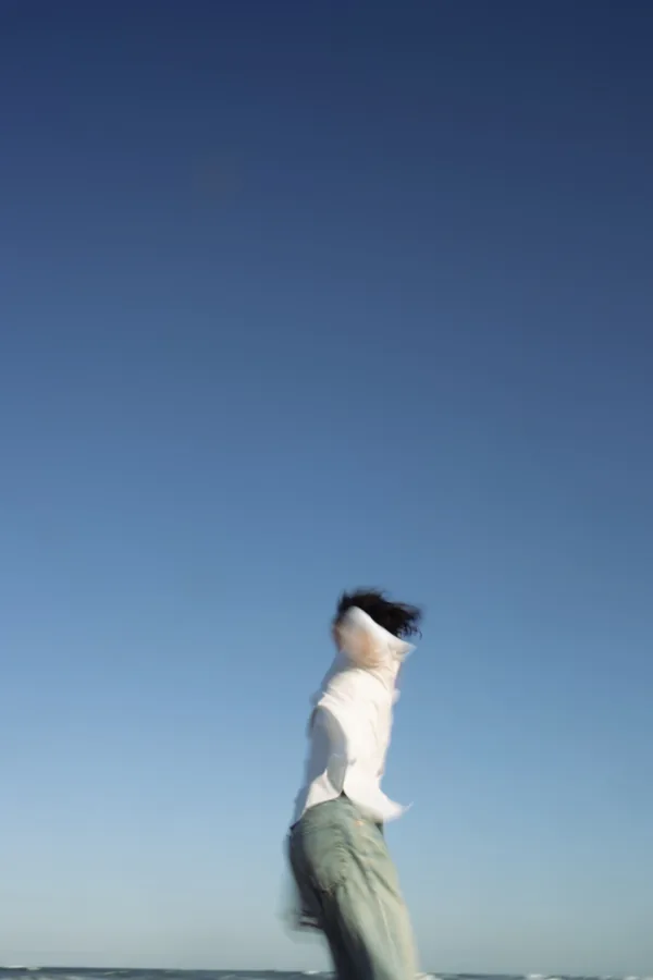 青空の下、風を受けるluvis