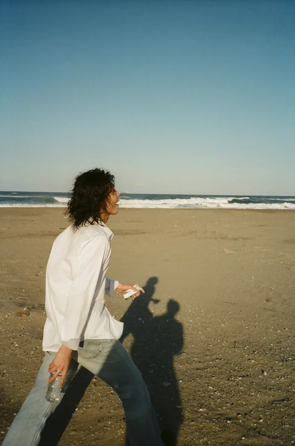海辺を歩くluvis